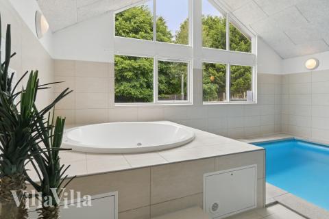 Genießen Sie den warmen Whirlpool im Luxusferienhaus Nr. 320 in Ostjütland