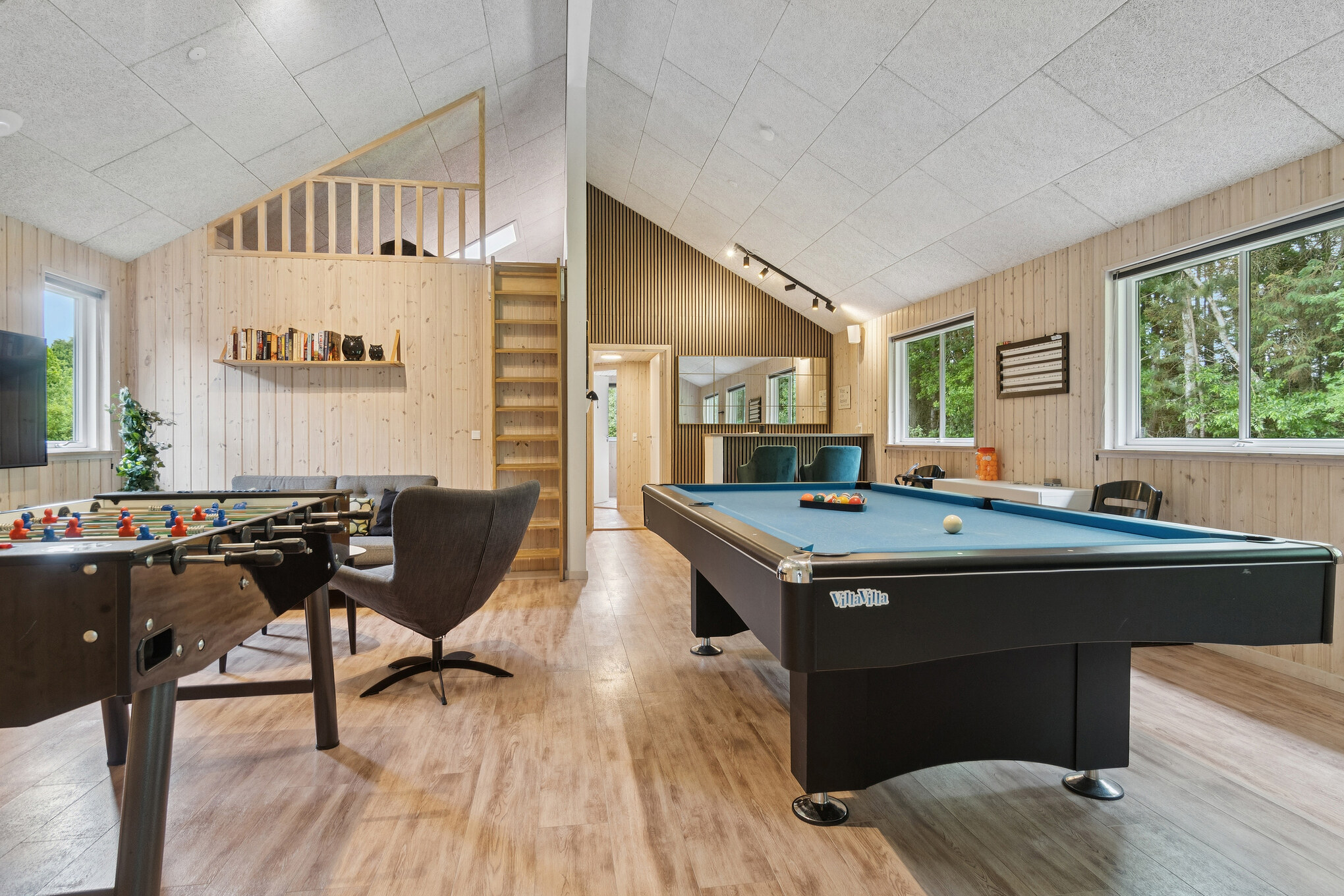 Neben den vielen schönen Stunden, die man im Poolbereich des Hauses verbringen kann, bietet das Luxusferienhaus 320 auch Spielevergnügen bei Billard/Tischtennis und Darts