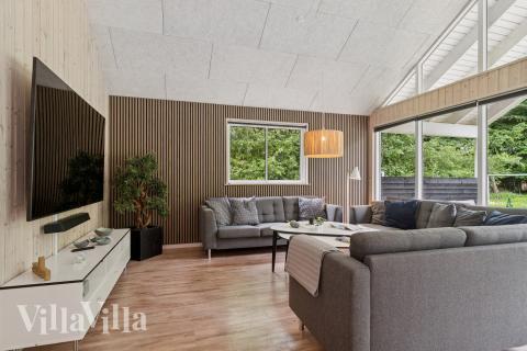 Die Couch im Luxusferienhaus Nr. 320 in Ostjütland lädt zu Gesellschaftsspielen oder zu Kinoabenden ein.