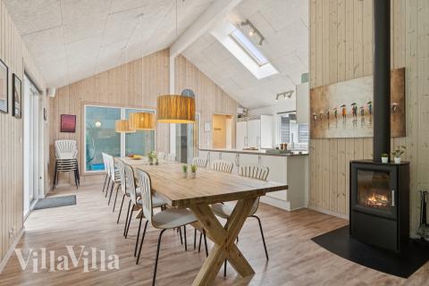 Der große, lichtdurchflutete Aufenthaltsraum im Luxusferienhaus Nr. 320 für 18.