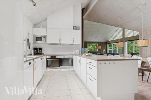 Die Küche in dem Luxusferienhaus Nr. 320 ist so gut ausgestattet, dass man problemlos Mahlzeiten für 18 Personen zubereiten kann.