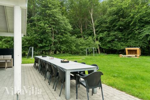 Genießen Sie einen Grillabend auf der Terrasse des Luxusferienhauses Nr. 320 in Ostjütland