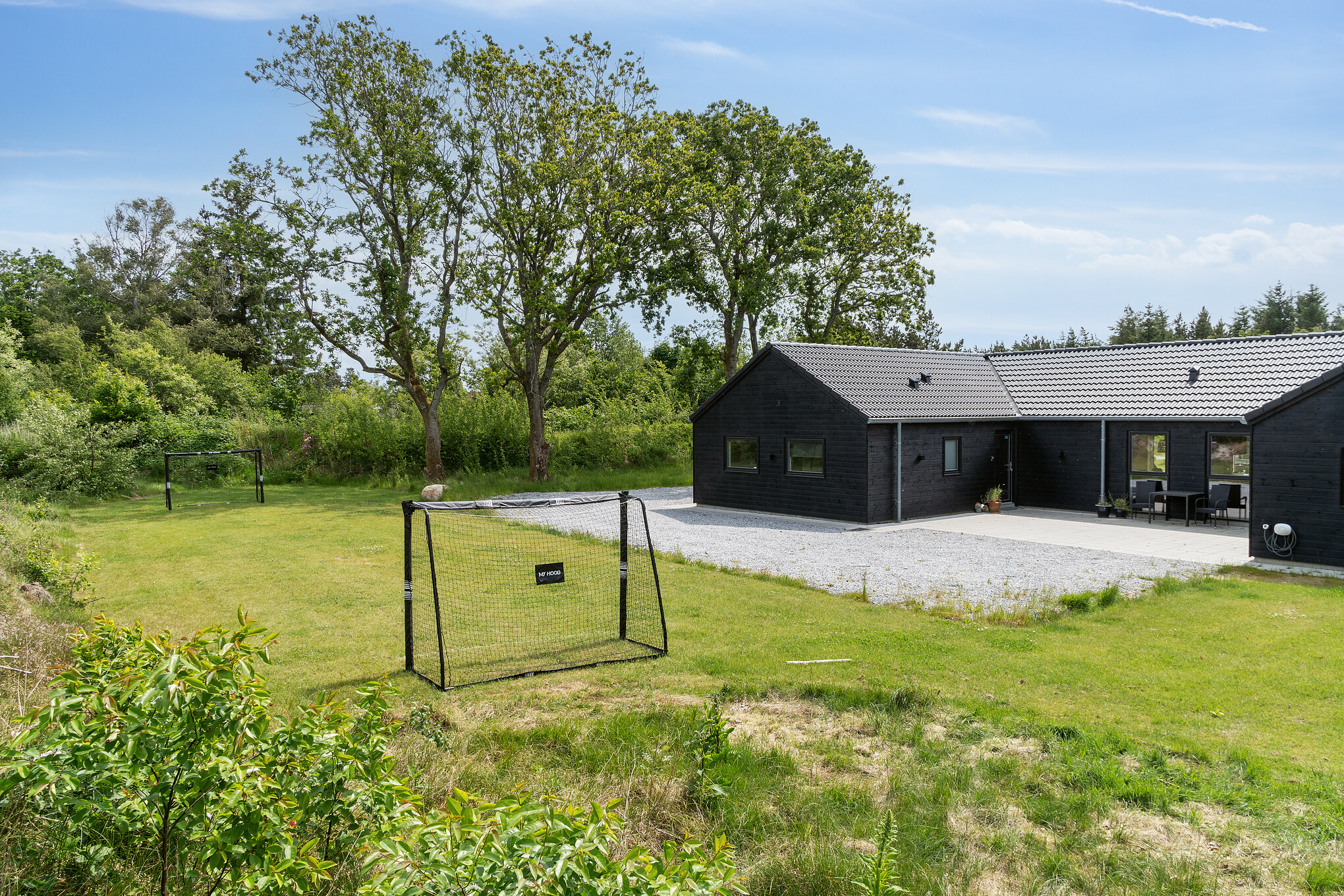 Zu dem attraktiven Ferienhaus Nr. 627 in Westjütland gehört auch ein tolles Angebot im Außenbereich, z. B. Spieleturm und Schaukeln