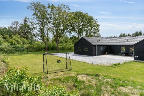 Zu dem attraktiven Ferienhaus Nr. 627 in Westjütland gehört auch ein tolles Angebot im Außenbereich, z. B. Spieleturm und Schaukeln