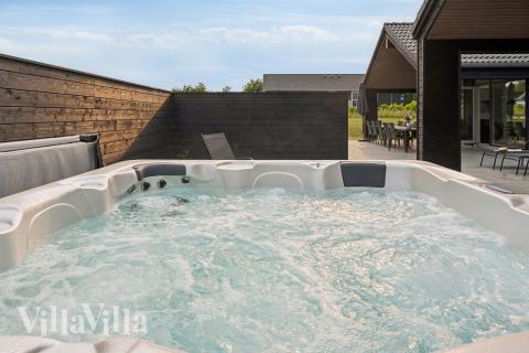 Genießen Sie den warmen Whirlpool im Luxusferienhaus Nr. 632 in Südjütland