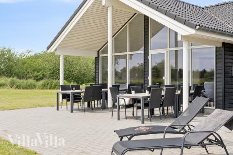 Genießen Sie einen Grillabend auf der Terrasse des Luxusferienhauses Nr. 459 in Lolland/Falster/Mön