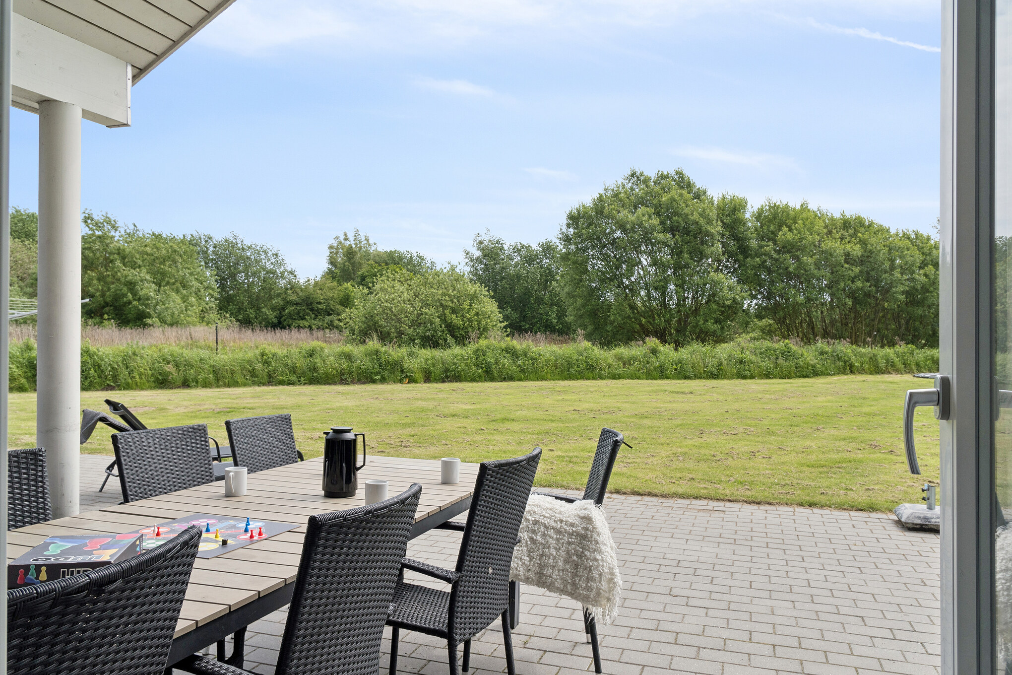 Auf der Terrasse des Ferienhauses Nr. 459 ist Platz für 16 Personen.
