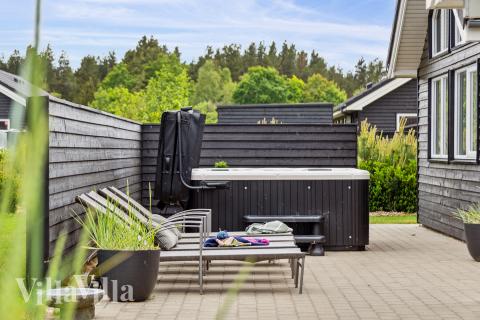 Genießen Sie den warmen Whirlpool im Luxusferienhaus Nr. 458 in Westjütland