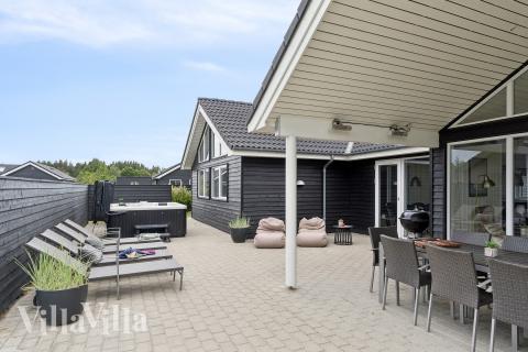 Auf der Terrasse des Ferienhauses Nr. 458 ist Platz für 18 Personen.