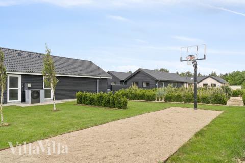 Zu dem attraktiven Ferienhaus Nr. 458 in Westjütland gehört auch ein tolles Angebot im Außenbereich, z. B. Spieleturm und Schaukeln