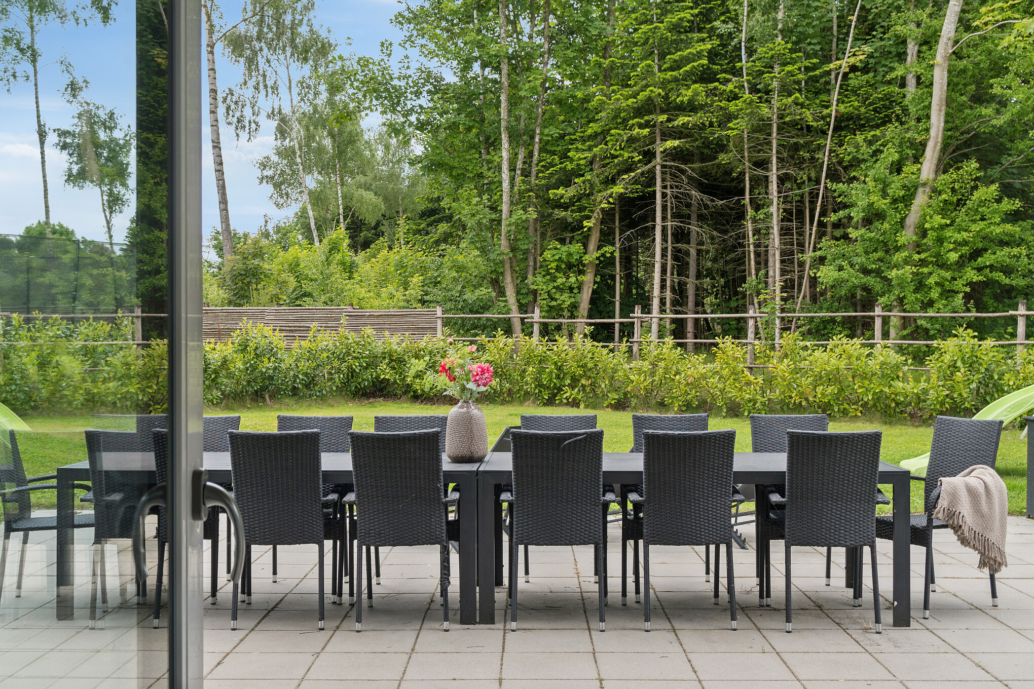 Genießen Sie einen Grillabend auf der Terrasse des Luxusferienhauses Nr. 584 in Nordseeland
