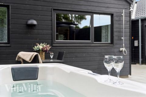 Genießen Sie den warmen Whirlpool im Luxusferienhaus Nr. 584 in Nordseeland