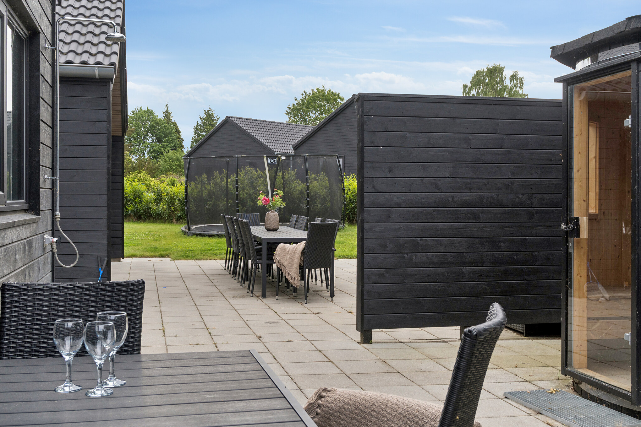 Auf der Terrasse des Ferienhauses Nr. 584 ist Platz für 14 Personen.
