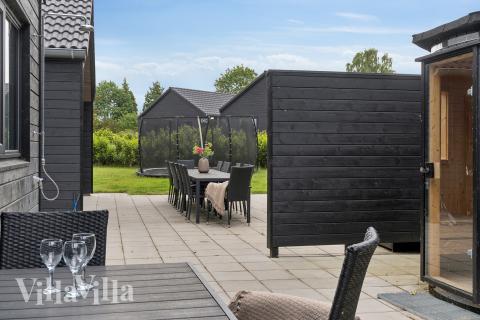 Auf der Terrasse des Ferienhauses Nr. 584 ist Platz für 14 Personen.