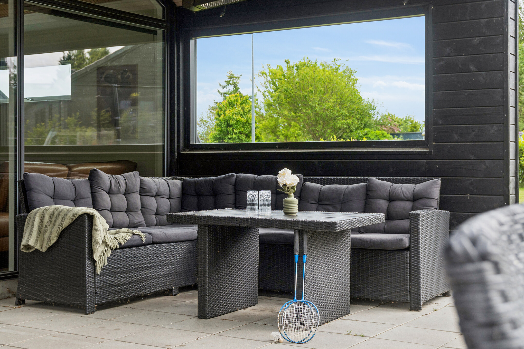 Große Terrasse am Luxusferienhaus Nr. 584 in Nordseeland.