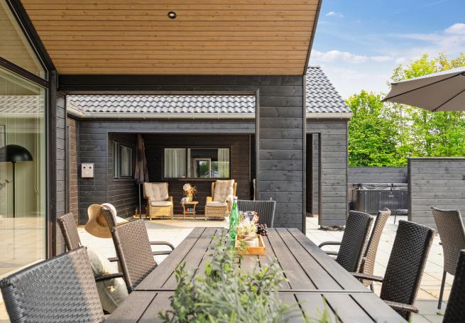 Das Luxusferienhaus Nr. 631 hat eine tolle Terrasse, die mit hochwertigen Gartenmöbeln für 18 Personen ausgestattet ist.