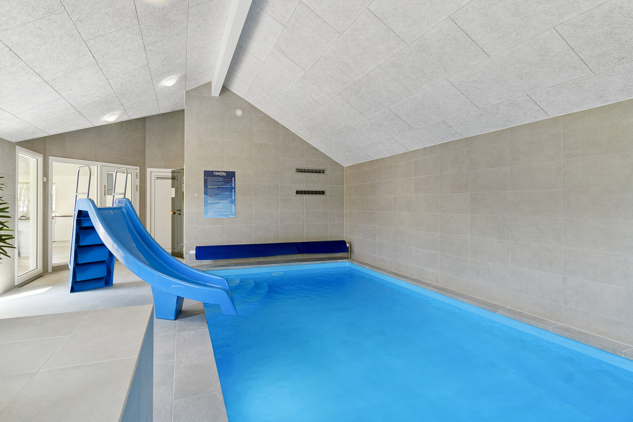 Das Ferienhaus 807 hat einen schicken Poolbereich mit Wasserrutsche, einem geräumigen, eingelassenen Whirlpool und einer Sauna.