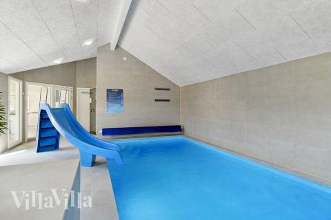 Das Ferienhaus 807 hat einen schicken Poolbereich mit Wasserrutsche, einem geräumigen, eingelassenen Whirlpool und einer Sauna.