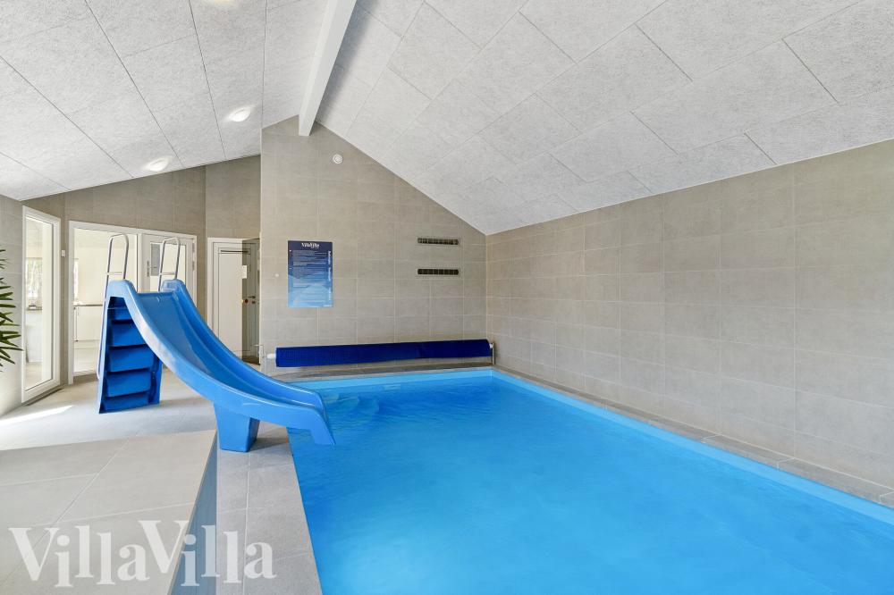Das Ferienhaus 807 hat einen schicken Poolbereich mit Wasserrutsche, einem geräumigen, eingelassenen Whirlpool und einer Sauna.