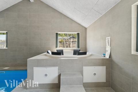 Genießen Sie den warmen Whirlpool im Luxusferienhaus Nr. 807 in Ostjütland