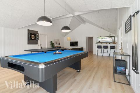 Neben den vielen schönen Stunden, die man im Poolbereich des Hauses verbringen kann, bietet das Luxusferienhaus 807 auch Spielevergnügen bei Billard/Tischtennis und Darts