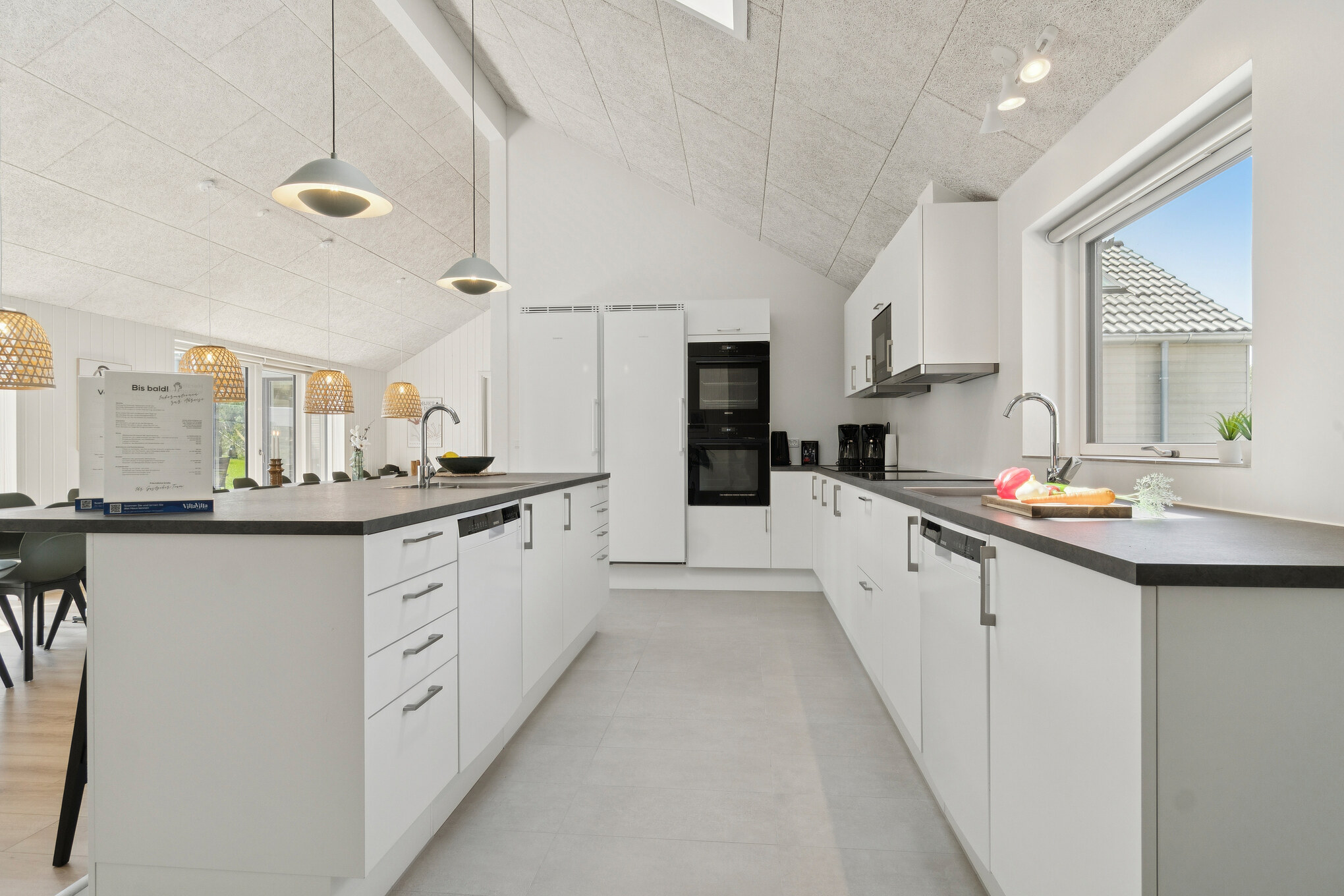 Die Küche in dem Luxusferienhaus Nr. 807 ist so gut ausgestattet, dass man problemlos Mahlzeiten für 26 Personen zubereiten kann.