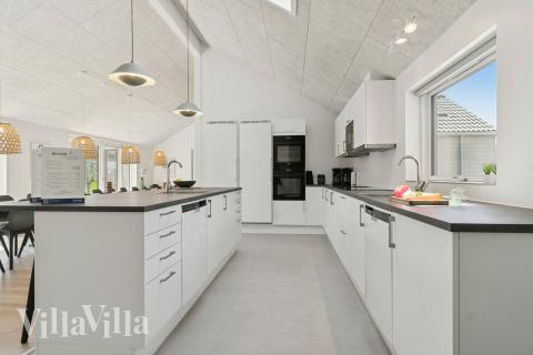 Die Küche in dem Luxusferienhaus Nr. 807 ist so gut ausgestattet, dass man problemlos Mahlzeiten für 26 Personen zubereiten kann.