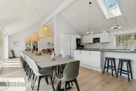 Der große, lichtdurchflutete Aufenthaltsraum im Luxusferienhaus Nr. 807 für 26.