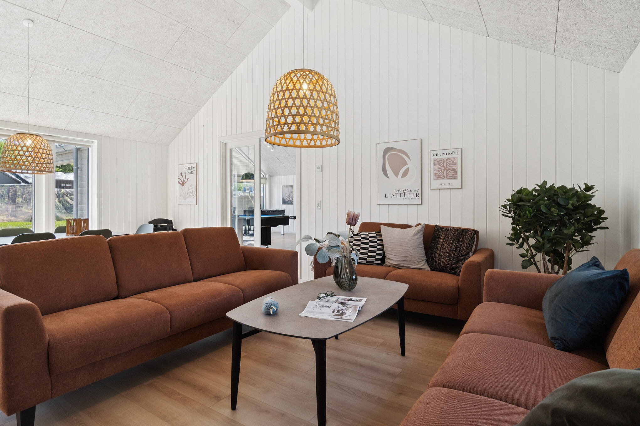 Die Couch im Luxusferienhaus Nr. 807 in Ostjütland lädt zu Gesellschaftsspielen oder zu Kinoabenden ein.