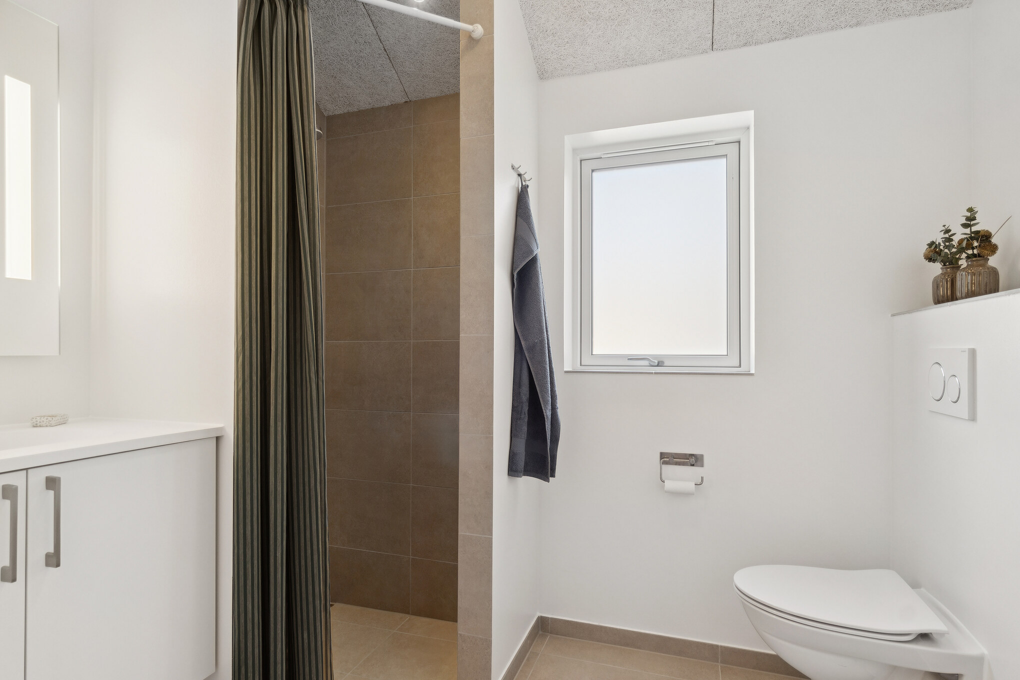 Eines der Badezimmer im Luxusferienhaus Nr. 807