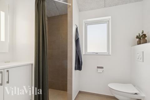 Eines der Badezimmer im Luxusferienhaus Nr. 807