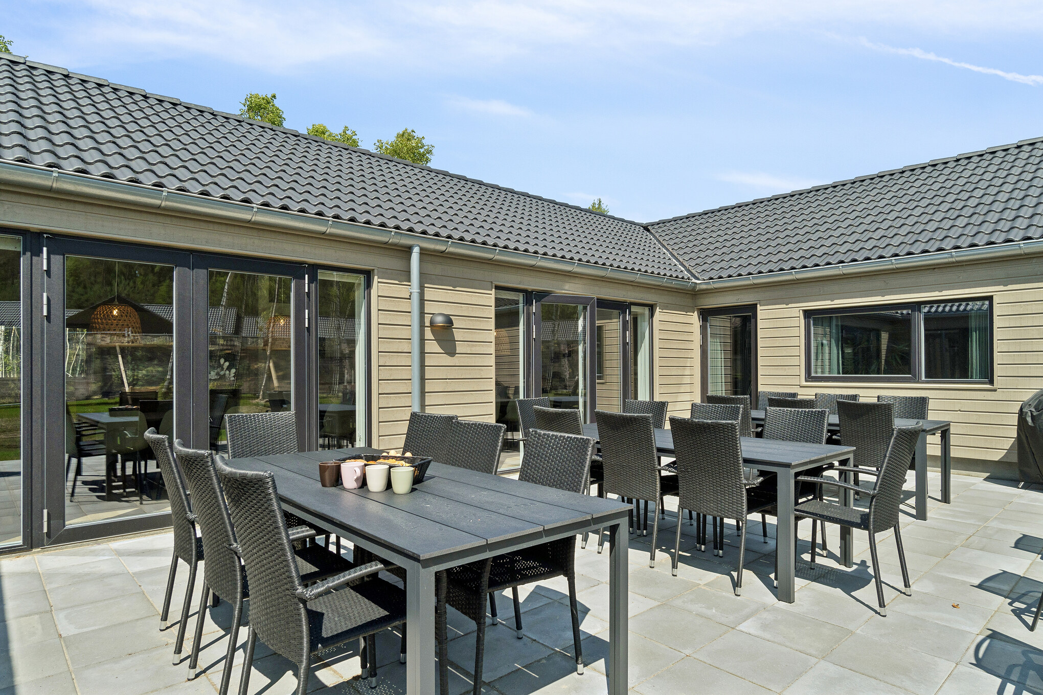 Genießen Sie einen Grillabend auf der Terrasse des Luxusferienhauses Nr. 807 in Ostjütland