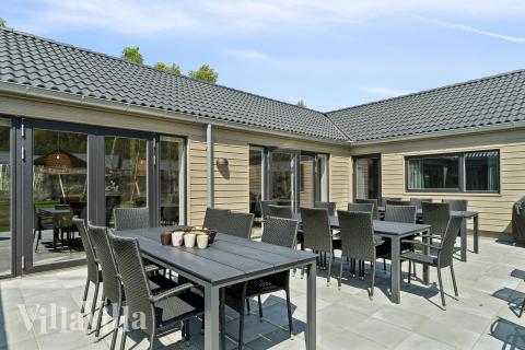 Genießen Sie einen Grillabend auf der Terrasse des Luxusferienhauses Nr. 807 in Ostjütland