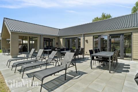 Auf der Terrasse des Ferienhauses Nr. 807 ist Platz für 26 Personen.