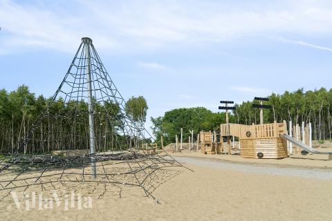 Zu dem attraktiven Ferienhaus Nr. 807 in Ostjütland gehört auch ein tolles Angebot im Außenbereich, z. B. Spieleturm und Schaukeln