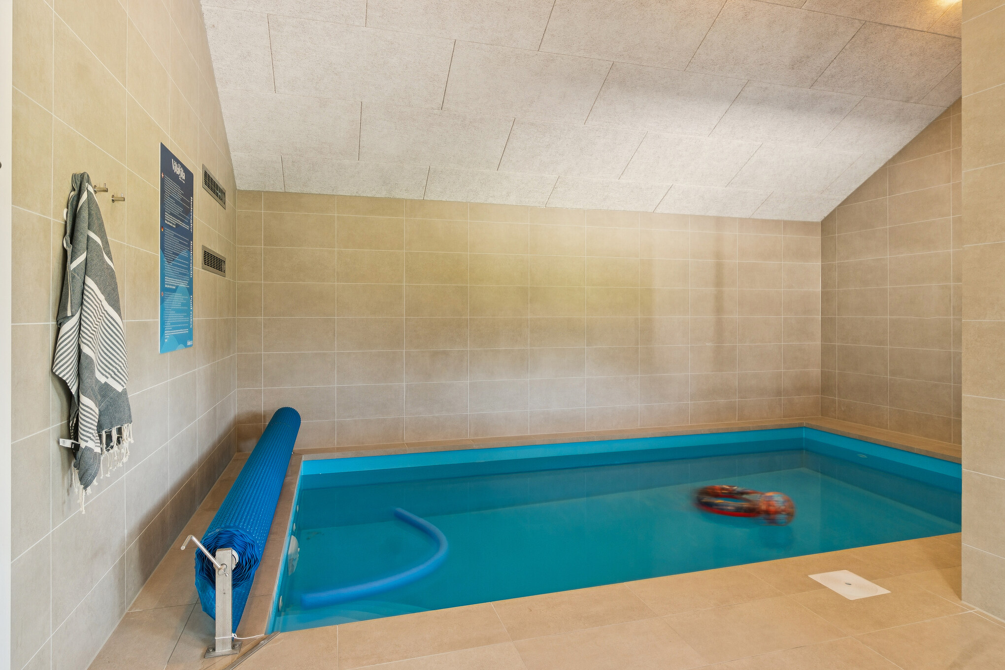 Das Ferienhaus 685 hat einen schicken Poolbereich mit Wasserrutsche, einem geräumigen, eingelassenen Whirlpool und einer Sauna.