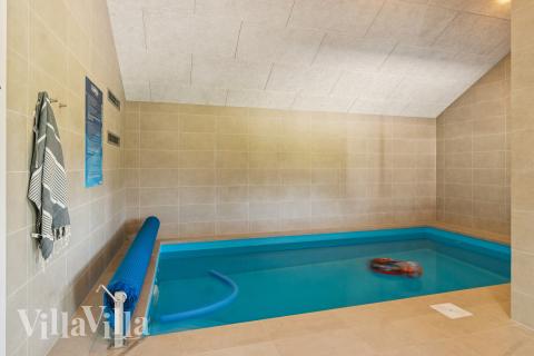 Das Ferienhaus 685 hat einen schicken Poolbereich mit Wasserrutsche, einem geräumigen, eingelassenen Whirlpool und einer Sauna.