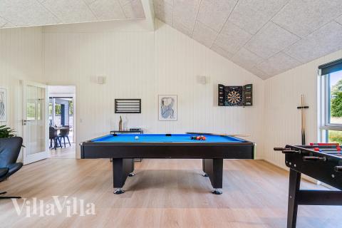 Das Luxusferienhaus 685 für 14 Personen hat einen großen Aktivitätsraum mit u. a. Billard und Darts