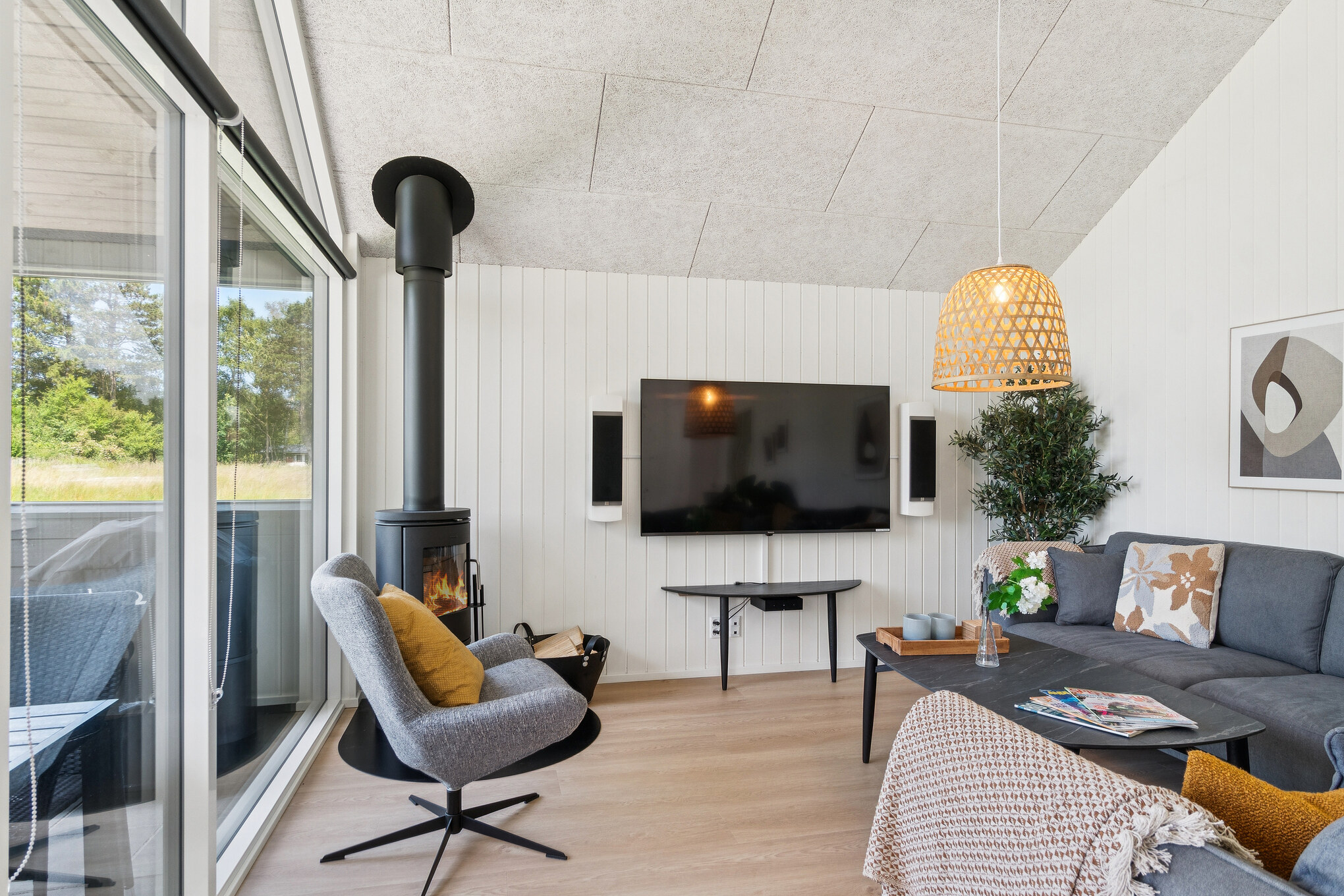 Die Couch im Luxusferienhaus Nr. 685 in Nordseeland lädt zu Gesellschaftsspielen oder zu Kinoabenden ein.