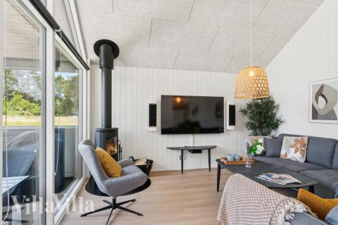 Die Couch im Luxusferienhaus Nr. 685 in Nordseeland lädt zu Gesellschaftsspielen oder zu Kinoabenden ein.