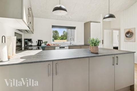 Die Küche in dem Luxusferienhaus Nr. 685 ist so gut ausgestattet, dass man problemlos Mahlzeiten für 14 Personen zubereiten kann.