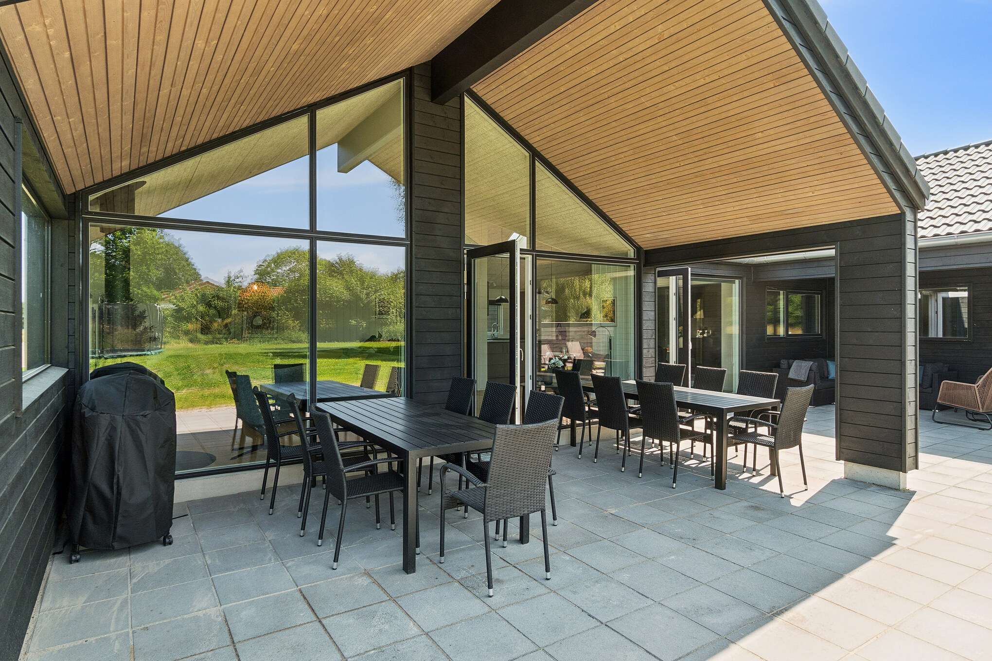Das Luxusferienhaus Nr. 685 hat eine tolle Terrasse, die mit hochwertigen Gartenmöbeln für 14 Personen ausgestattet ist.