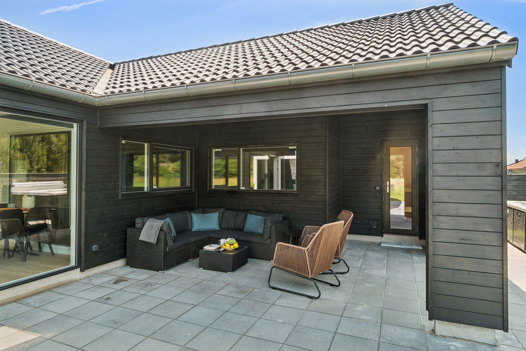 Genießen Sie einen Grillabend auf der Terrasse des Luxusferienhauses Nr. 685 in Nordseeland