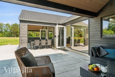 Große Terrasse am Luxusferienhaus Nr. 685 in Nordseeland.