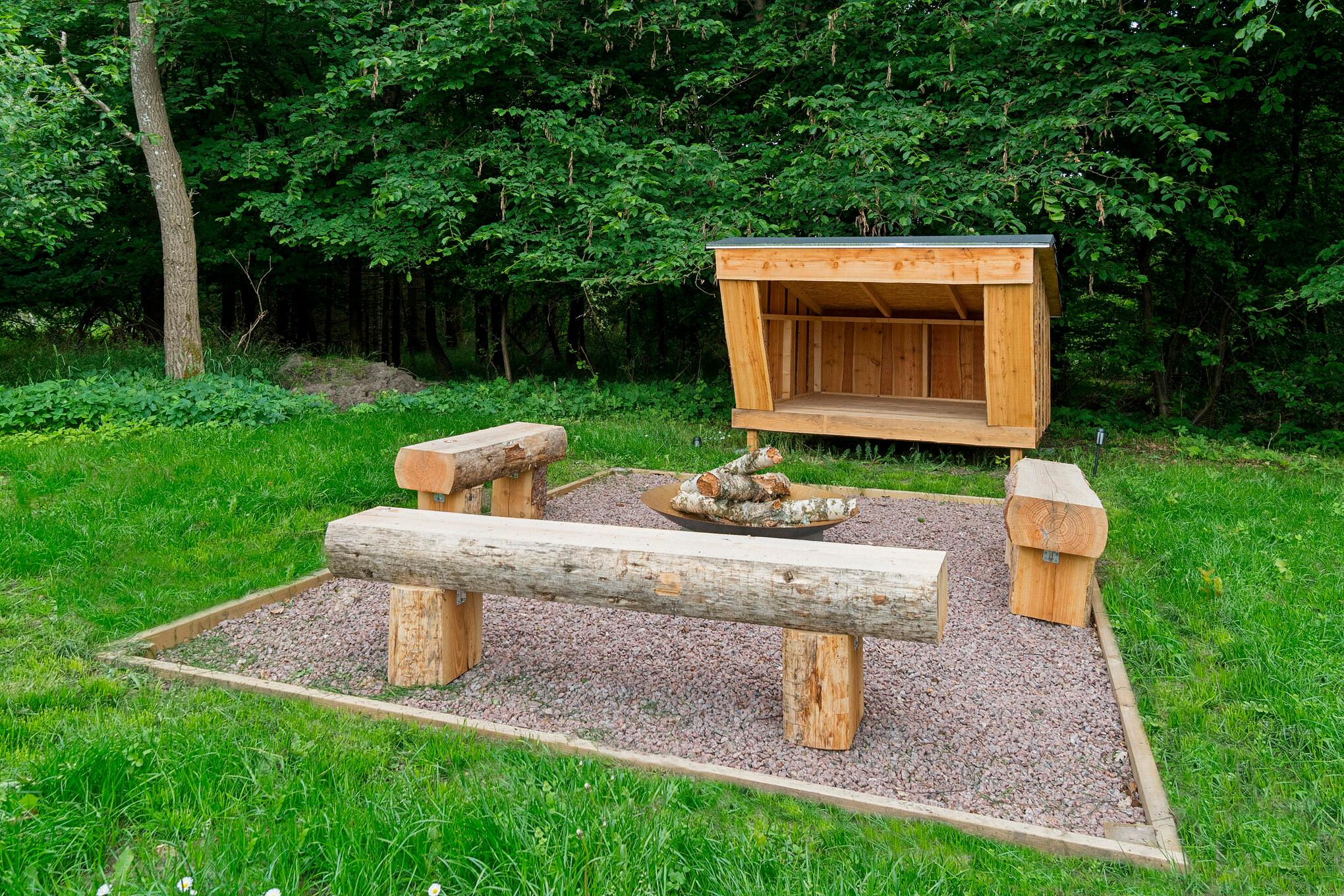 Zu dem attraktiven Ferienhaus Nr. 320 in Ostjütland gehört auch ein tolles Angebot im Außenbereich, z. B. Spieleturm und Schaukeln