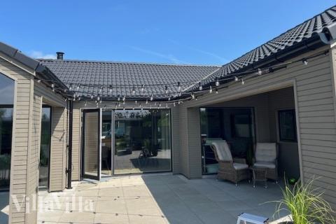 Das Luxusferienhaus Nr. 560 hat eine tolle Terrasse, die mit hochwertigen Gartenmöbeln für 16 Personen ausgestattet ist.