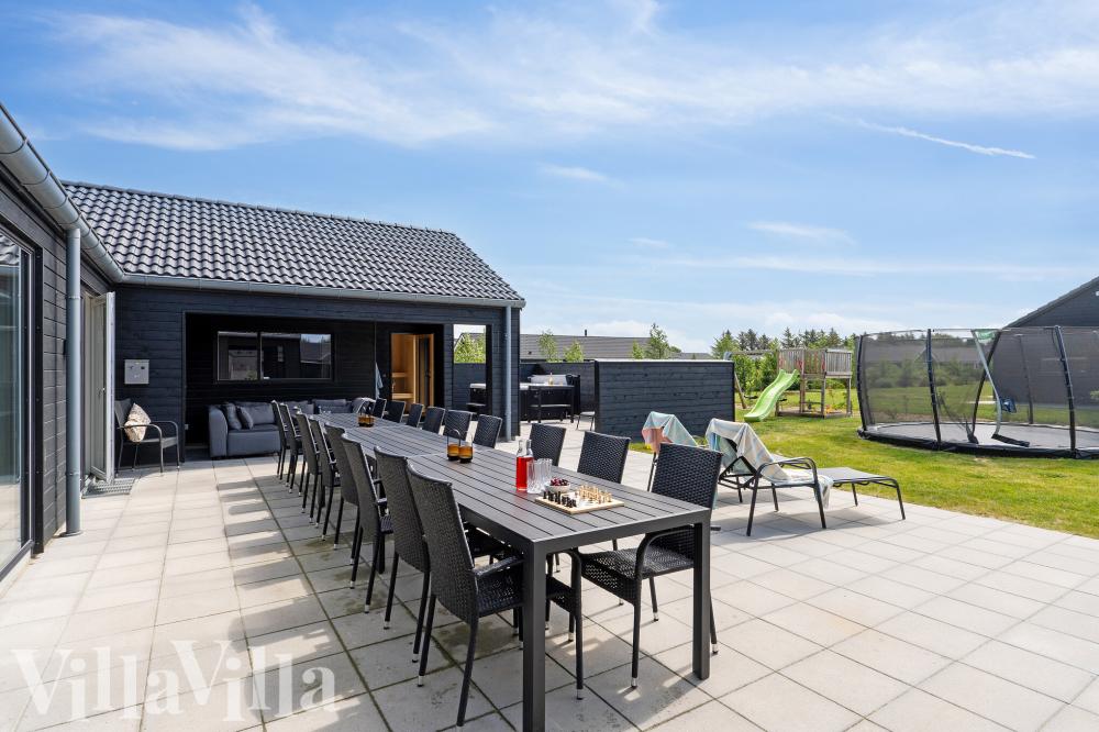 Das Luxusferienhaus Nr. 608 hat eine tolle Terrasse, die mit hochwertigen Gartenmöbeln für 26 Personen ausgestattet ist.