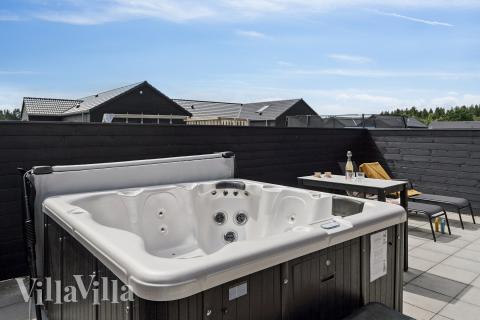 Genießen Sie den warmen Whirlpool im Luxusferienhaus Nr. 608 in Westjütland