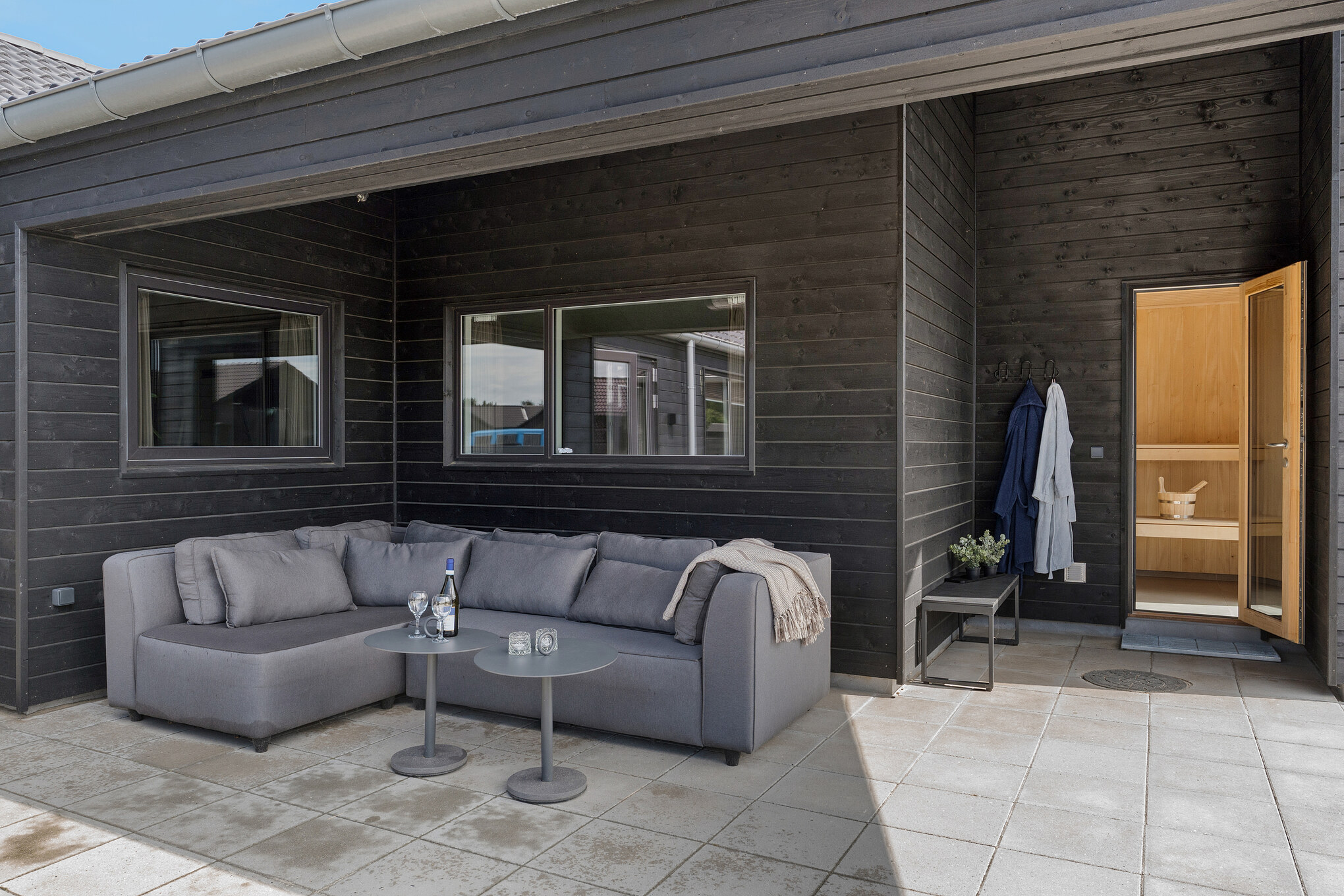 Auf der Terrasse des Ferienhauses Nr. 608 ist Platz für 26 Personen.