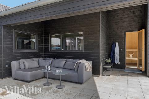 Auf der Terrasse des Ferienhauses Nr. 608 ist Platz für 26 Personen.